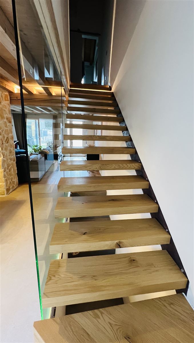Scala con parapetto in vetro